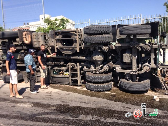حادث طرق ذاتي وانقلاب شاحنة تنقل الزيت في شارع ال 24  واصابة طفيفة 